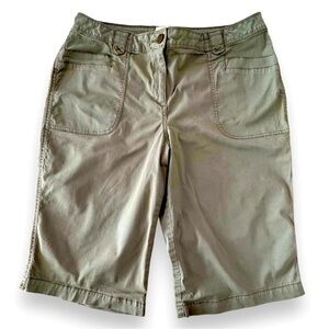 Chicos Size 1.5 (US 10) Bermuda Ultimate Fit Carley Green Khaki Shorts
